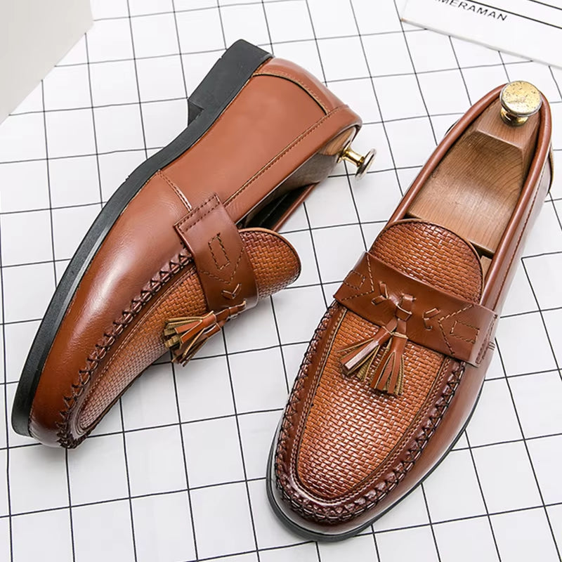 Klassische Slip-On Schuhe mit Quasten