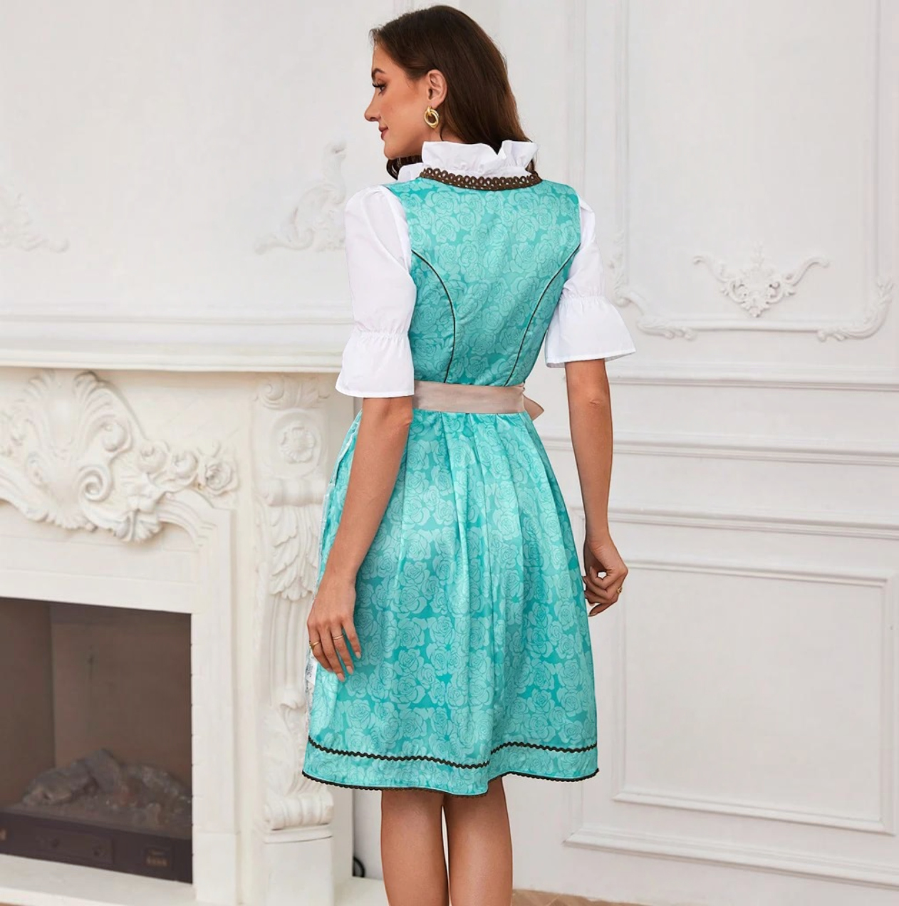 Dirndl für Damen im traditionellen Stil mit Schürze