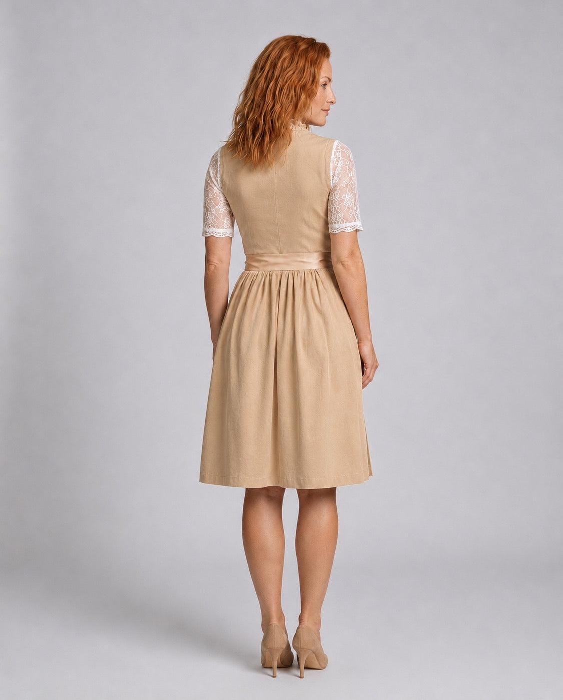 Dirndlkleid für Damen im traditionellen Stil mit Schnürmieder