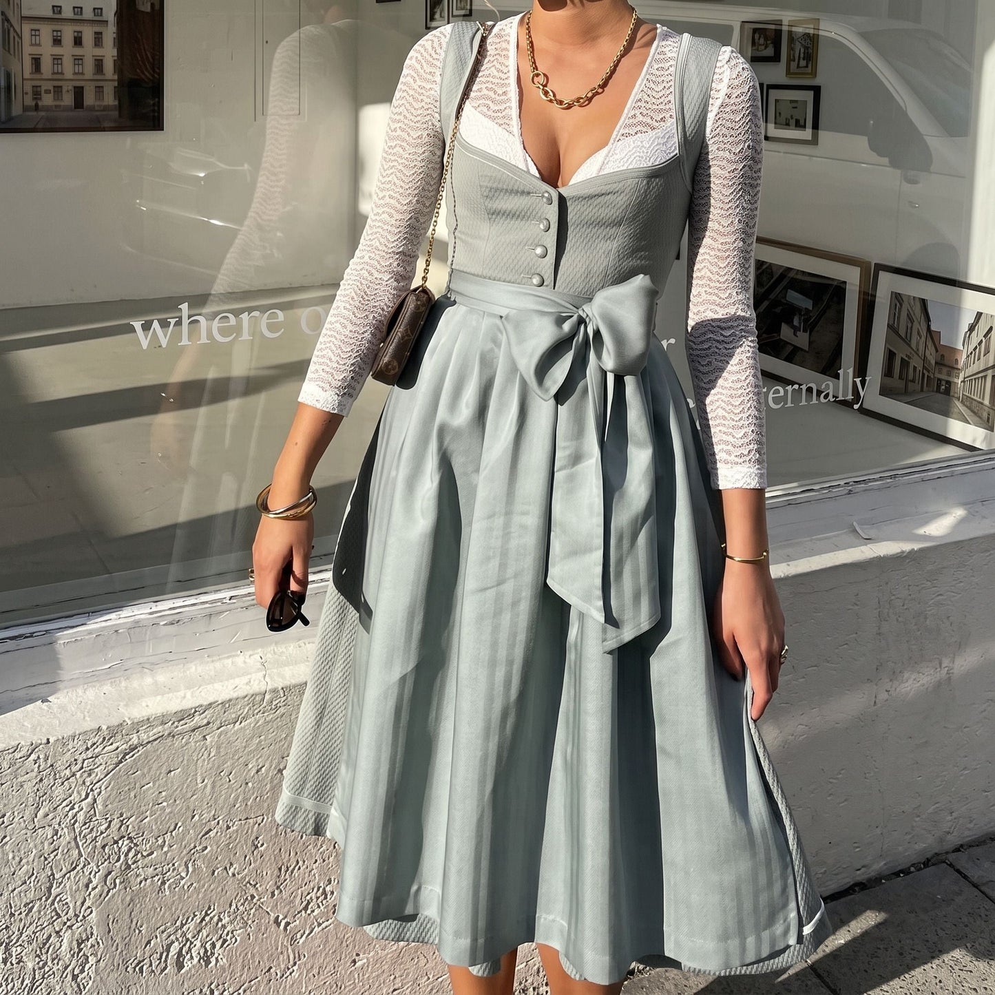 Dirndl-Kleid für Damen im eleganten Stil mit Schleife