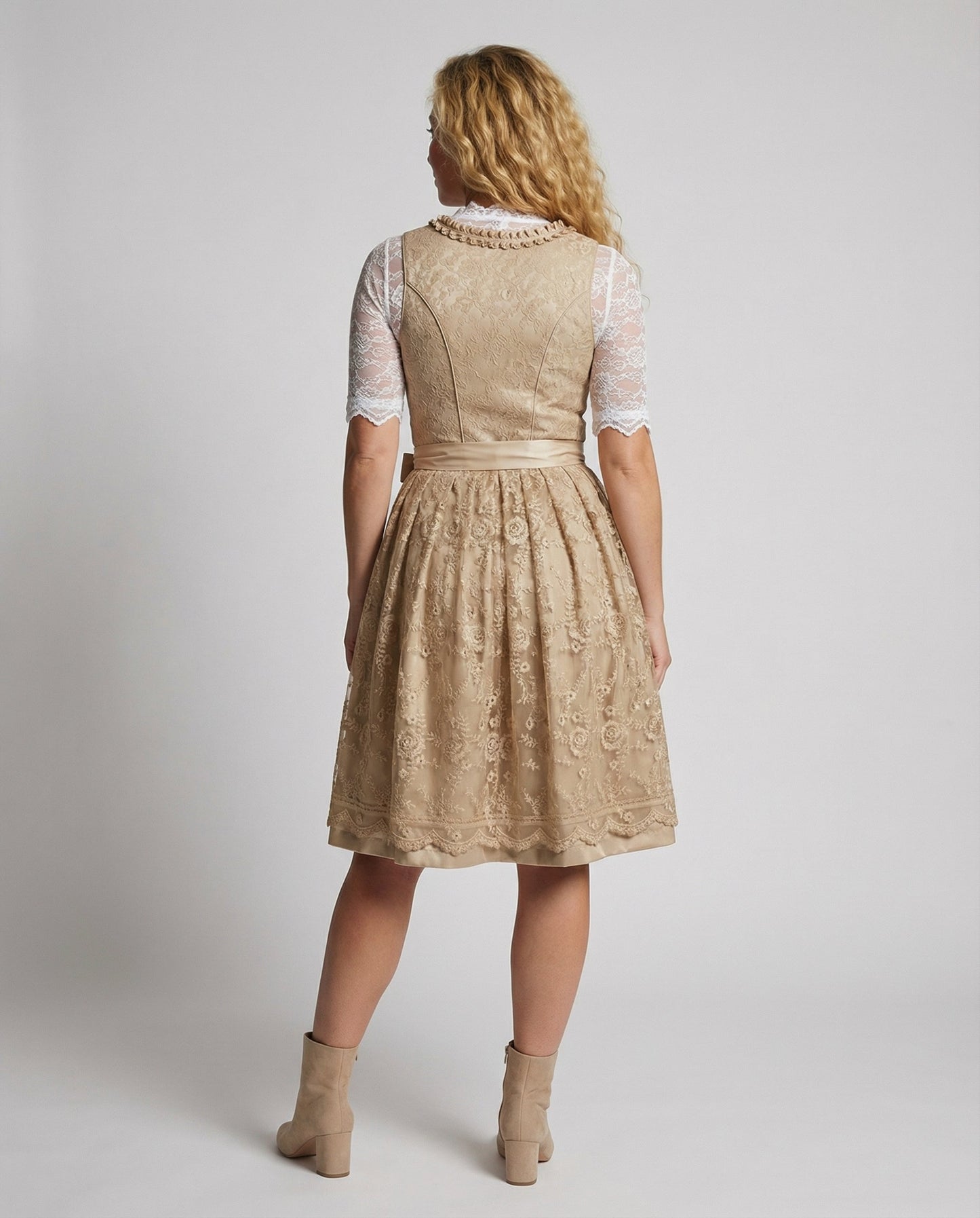 Dirndl für Damen im eleganten Stil mit Schürze