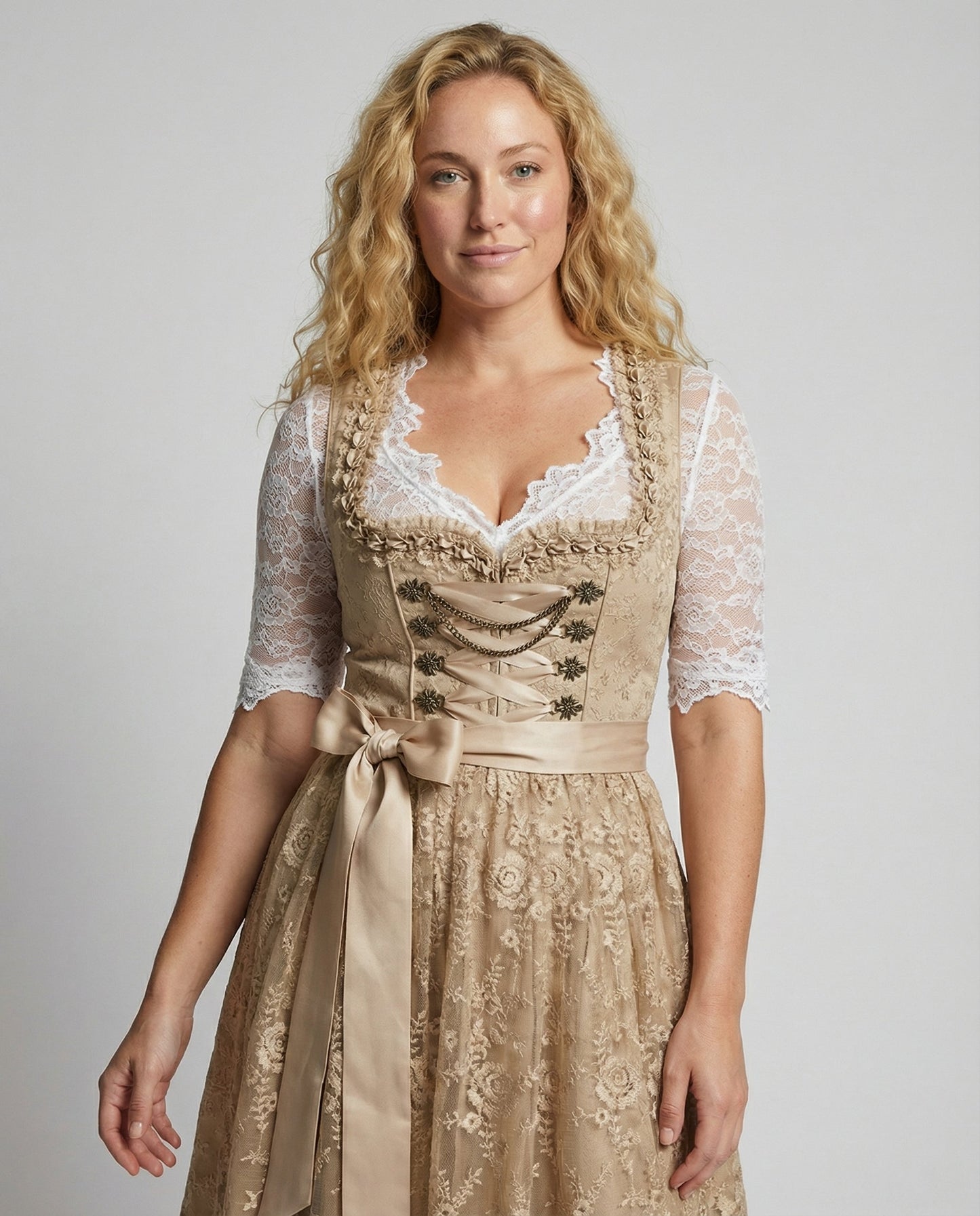 Dirndl für Damen im eleganten Stil mit Schürze